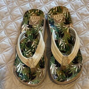 Reef Kids Leaf-Print Flip Flops in Green and Cream